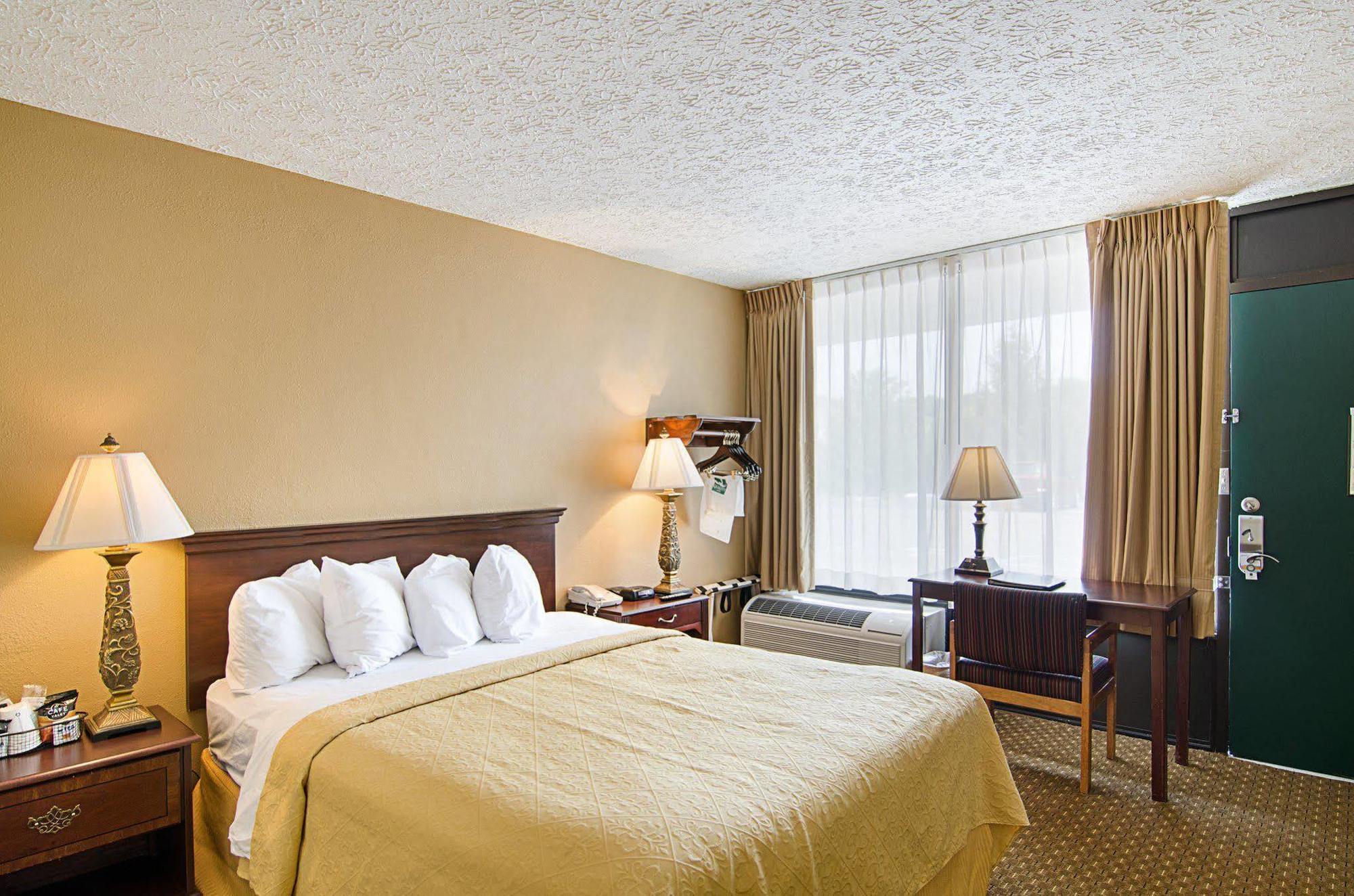 Quality Inn Льюісберґ Екстер'єр фото