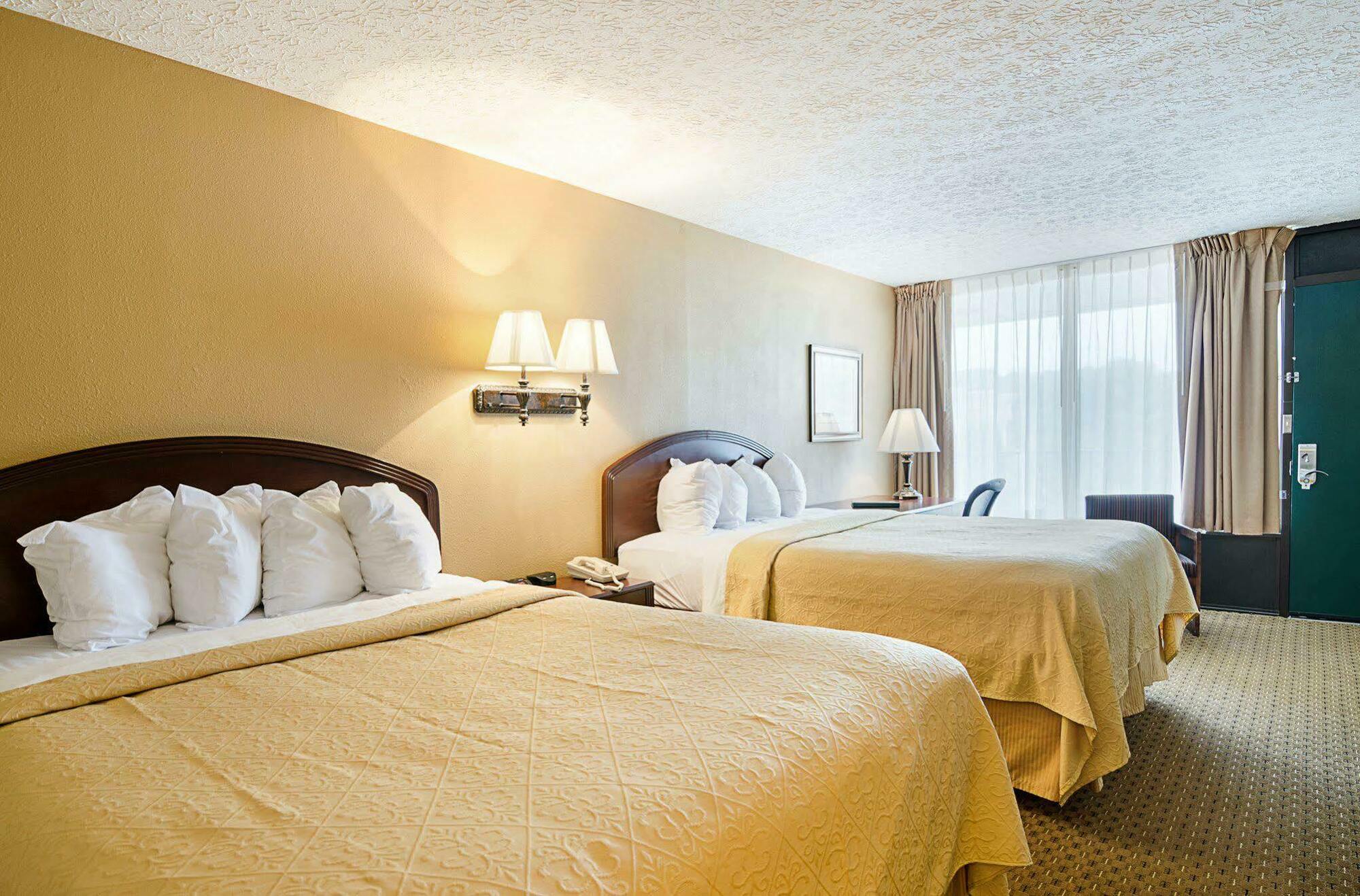 Quality Inn Льюісберґ Екстер'єр фото